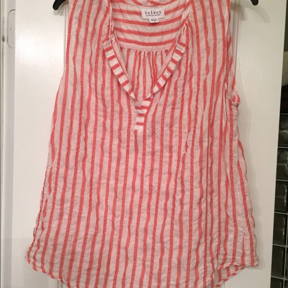Sleeveless shirttail hem blouse